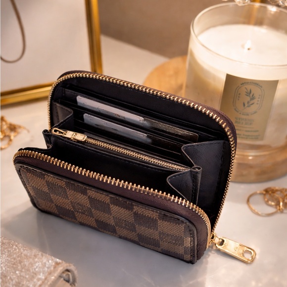 Elegant Checkered Wallet - Picture 2 of 3